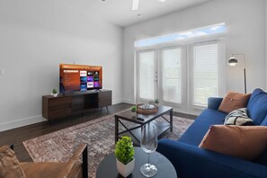 TV - Luxurious New Unit|1Bd1Ba|Pool, Golf Sim (Austin)