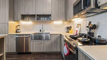 Køleskab, mikrobølgeovn, ovn, kogeplade