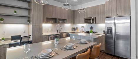 Kjøleskap, mikrobølgeovn, ovn og kokeplater