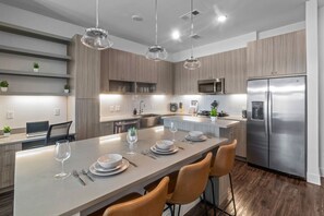 Kylskåp, mikrovågsugn, ugn och spishäll