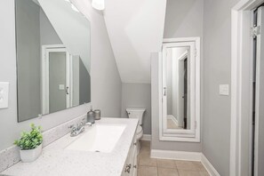 Een douche, een haardroger, handdoeken