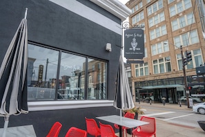 Outdoor dining - The Heart of Madison Suites (Covington)