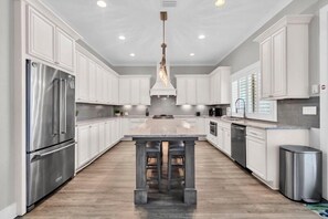 Wasserkocher mit Kaffee-/Teezubehör, Toaster, Esstisch, Kücheninsel