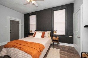 4 bedrooms, iron/ironing board, WiFi, bed sheets - Chic Modern Gem w/ Style Suites (Cincinnati)