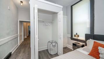 4 habitaciones, tabla de planchar con plancha, wifi y ropa de cama