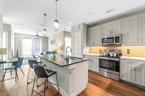 Kylskåp, mikrovågsugn, ugn och spishäll