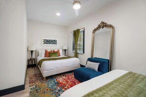 4 bedrooms, desk, iron/ironing board, travel crib - The Dayton Dream House (Dayton)