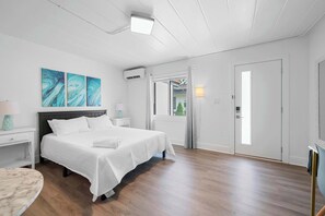 Escritorio, tabla de planchar con plancha, wifi y ropa de cama
