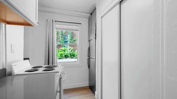 Coffee/tea maker, fridge, microwave, oven