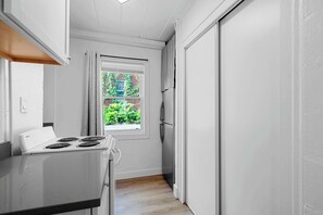 Fridge, microwave, oven, stovetop - Chic City Retreat 93A (Columbus)