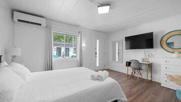 Escritorio, tabla de planchar con plancha, wifi y ropa de cama