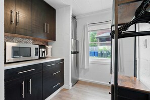 Réfrigérateur, micro-ondes, four, plaque de cuisson