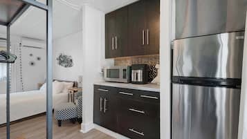 Escriptori, planxa i posts de planxar, wifi i roba de llit