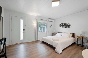 Desk, iron/ironing board, WiFi, bed sheets