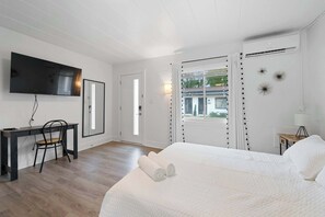 Desk, iron/ironing board, WiFi, bed sheets