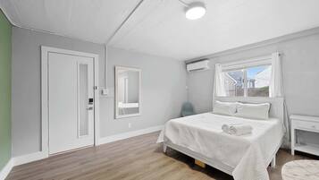 Escriptori, planxa i posts de planxar, wifi i roba de llit