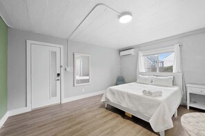 Desk, iron/ironing board, WiFi, bed sheets