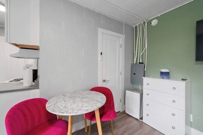 Dining - Chic City Retreat 93D (Columbus)