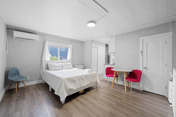 Desk, iron/ironing board, WiFi, bed sheets