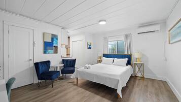 Een bureau, een strijkplank/strijkijzer, wifi, beddengoed