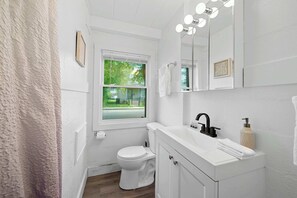 Douche, sèche-cheveux, serviettes fournies