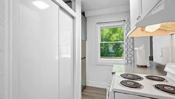 Kylskåp, mikrovågsugn, ugn och spishäll