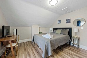 3 bedrooms, desk, WiFi, bed sheets