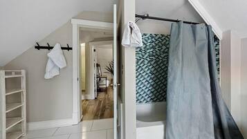 Dusche, Haartrockner, Handtücher, Shampoo
