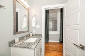 Douche, séchoir à cheveux, serviettes fournies