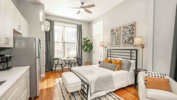 Escritorio, wifi y ropa de cama