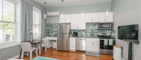 Refrigerador, microondas, horno, placa de cocina
