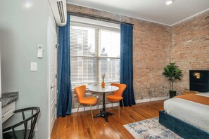 WiFi, bed sheets - Findlay Market Suite 3 – For 2! (Cincinnati)