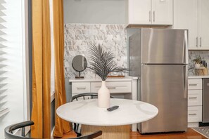 Fridge, microwave, oven, stovetop - Findlay Market Suite 4 – For 2! (Cincinnati)