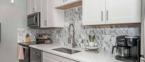 Coffee/tea maker, fridge, microwave, oven