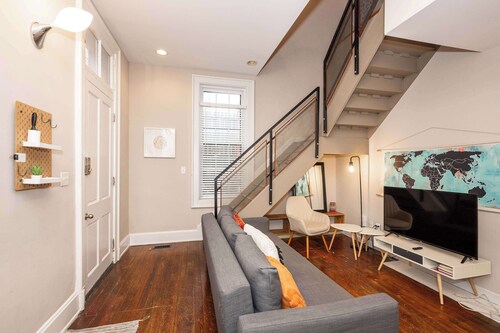 Loft Life Pendleton 2 – Chic Downtown Condo for 4!