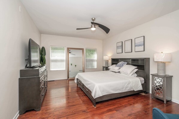 3 bedrooms, desk, WiFi, bed sheets