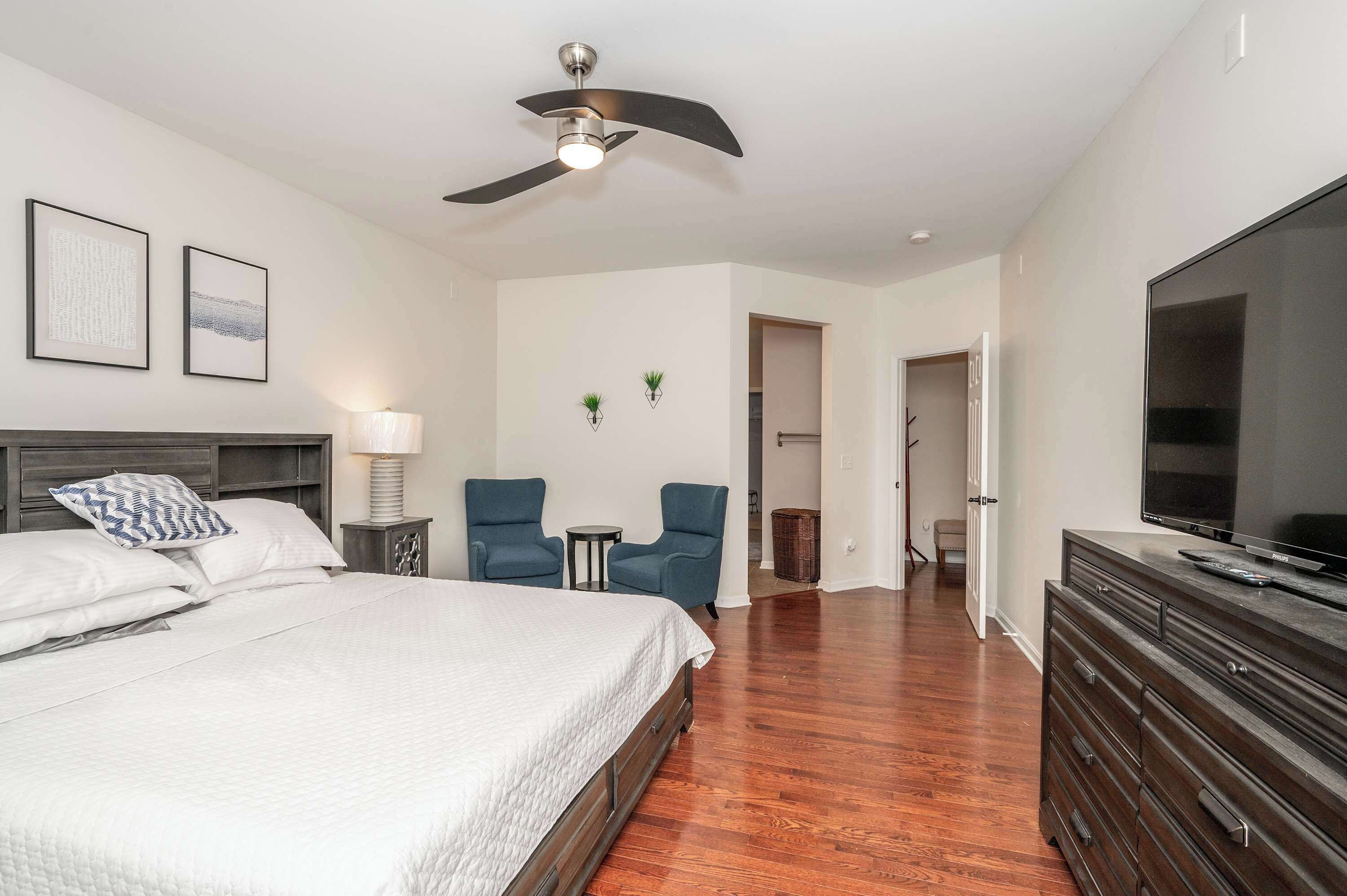3 bedrooms, desk, WiFi, bed sheets