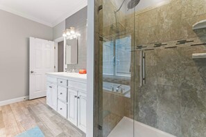 Shower, hair dryer - Leeloo’s on the Lake – Sleeps 12 (Lexington)