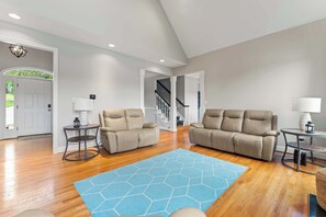 Interior - Leeloo’s on the Lake – Sleeps 12 (Lexington)