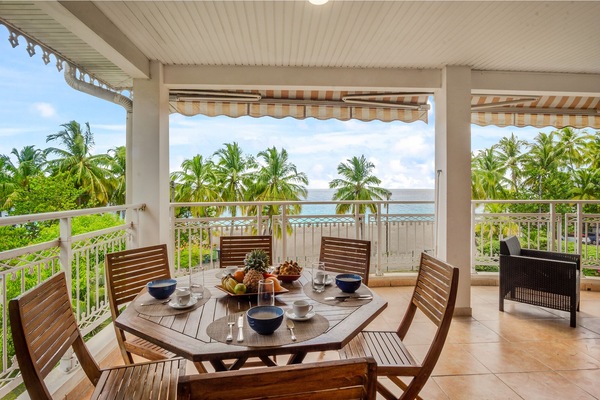 Terrasse avec vue sur la plage du Coin.