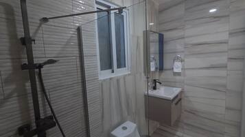 Serviettes fournies, papier toilette