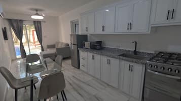 Four à micro-ondes, un four, surface de cuisson