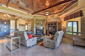 Televisión, chimenea, reproductor de DVD y estéreo 