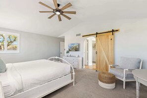 5 bedrooms, desk, iron/ironing board, WiFi - Spacious Retreat with Pool & Golf Course View! (Mesa)