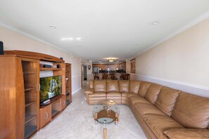 TV - Condo close to the Beach | 4 Guests | Pool, Gym, Tennis (Sunny Isles)