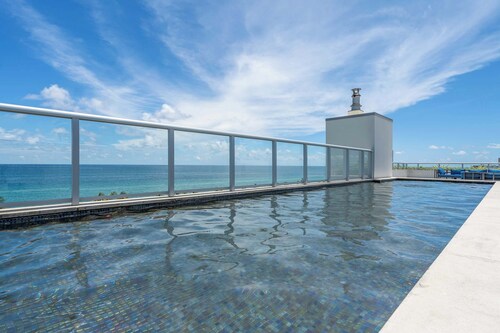 BEACHFRONT CONDO WITH ROOFTOP POOL