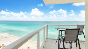 Outdoor dining - Balcony on the Ocean – 4 people (Sunny Isles)
