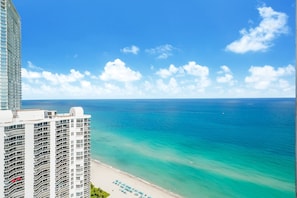 On the beach - A Breathtaking Oceanview – High Rise Luxury Condo! (SUNNY ISLES BEACH)