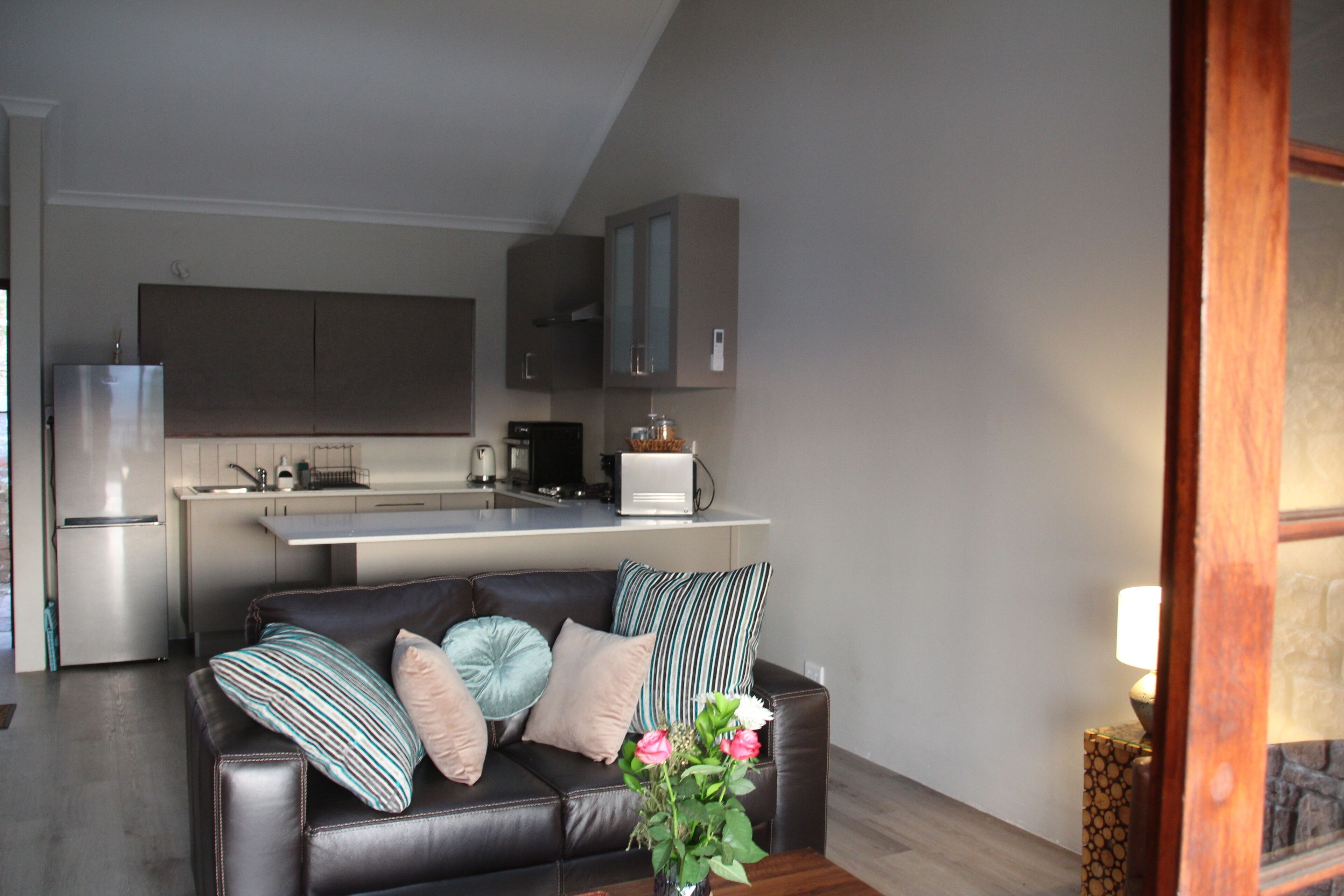 Deluxe Cottage, Lake View | Private kitchen | Full-sized fridge, microwave, stovetop, cookware/dishes/utensils