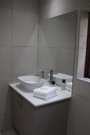 Deluxe Kır Evi, Göl Manzaralı | Banyo | Ayrı küvet ve duş, saç kurutma makinesi, havlu, sabun 